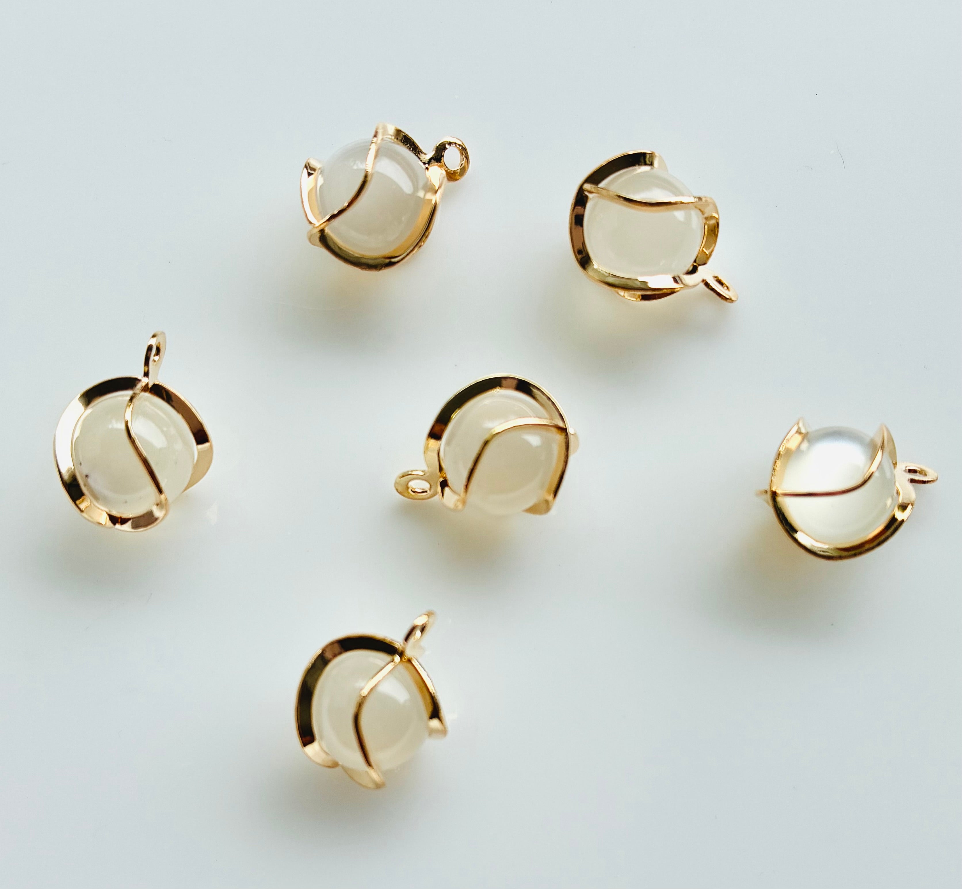 Gold plated cat eye pearl pendant
